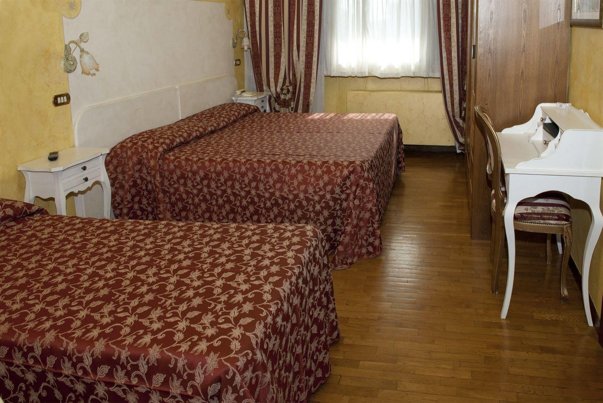 Ai Ronchi Motor Hotel Brescia Bagian luar foto